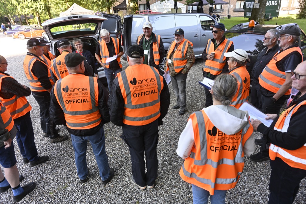 Officials varmer op til Munkebjerg Hill Climb.
(Foto: Michael Eisenberg)
